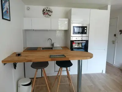 Cuisine ou kitchenette dans l'établissement Studio avec balcon et vue sur le Sancy