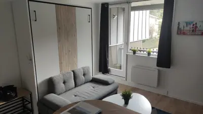 Coin salon dans l'établissement Studio avec balcon et vue sur le Sancy