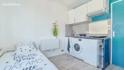 Cuisine ou kitchenette dans l'établissement Céanothe-InvIRI. Studio Mairie. Parking Privatif