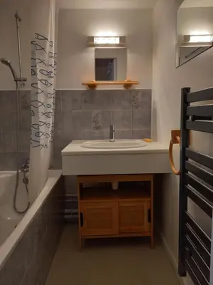 Salle de bains dans l'établissement Studio 4 personnes centre Superbesse