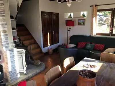 Coin salon dans l'établissement Chalet Lou Griou