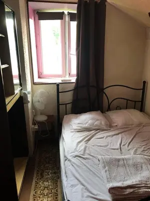 Un ou plusieurs lits dans un hébergement de l'établissement Maison de charme à Vezac avec vue sur la montagne