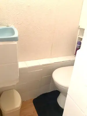Salle de bains dans l'établissement Maison de charme à Vezac avec vue sur la montagne