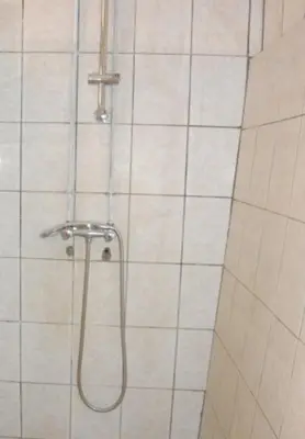 Salle de bains dans l'établissement Maison de charme à Vezac avec vue sur la montagne