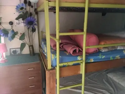 Un ou plusieurs lits superposés dans un hébergement de l'établissement Maison de charme à Vezac avec vue sur la montagne