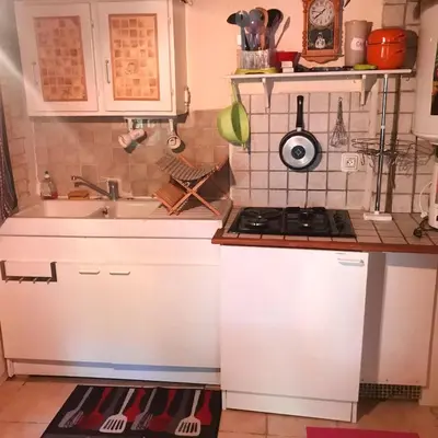 Cuisine ou kitchenette dans l'établissement Maison de charme à Vezac avec vue sur la montagne