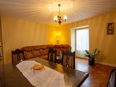 Coin salon dans l'établissement Maison spacieuse proche Lascaux, Wifi, Terrasse - FR-1-616-148