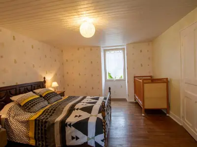 Un ou plusieurs lits dans un hébergement de l'établissement Maison spacieuse proche Lascaux, Wifi, Terrasse - FR-1-616-148