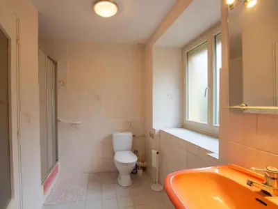 Salle de bains dans l'établissement Maison spacieuse proche Lascaux, Wifi, Terrasse - FR-1-616-148