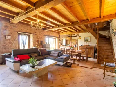 Coin salon dans l'établissement Maison spacieuse avec Wifi, proche de Cherveix-Cubas - FR-1-616-158