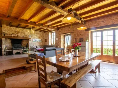 Coin salon dans l'établissement Maison spacieuse avec Wifi, proche de Cherveix-Cubas - FR-1-616-158