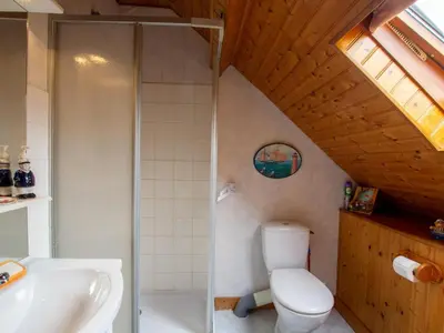 Salle de bains dans l'établissement Maison spacieuse avec Wifi, proche de Cherveix-Cubas - FR-1-616-158