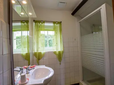 Salle de bains dans l'établissement Maison à Hautefort avec clim, vélos gratuits, animaux admis - FR-1-616-164