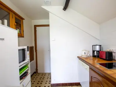 Cuisine ou kitchenette dans l'établissement Maison à Hautefort avec clim, vélos gratuits, animaux admis - FR-1-616-164