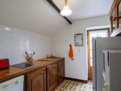 Cuisine ou kitchenette dans l'établissement Maison à Hautefort avec clim, vélos gratuits, animaux admis - FR-1-616-164