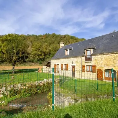 Moulin isolé avec animaux admis
