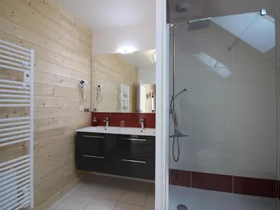 Salle de bains dans l'établissement Chalet moderne 92m², Wi-Fi, proche Mont-Dore - FR-1-608-206
