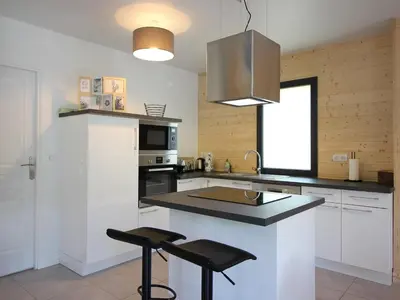 Cuisine ou kitchenette dans l'établissement Chalet moderne 92m², Wi-Fi, proche Mont-Dore - FR-1-608-206