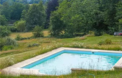 Piscine de l'établissement Gorgeous Home In St-Hilaires-Les-Places ou située à proximité