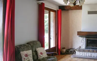 Coin salon dans l'établissement Gorgeous Home In St-Hilaires-Les-Places