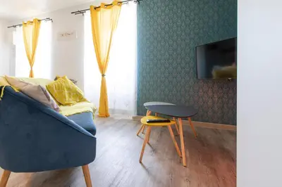 Télévision ou salle de divertissement dans l'établissement Gîte Jean Montet, piscine chauffée partagée, Wifi, salle de jeux, animaux de la ferme