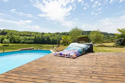 Piscine de l'établissement Gîte Jean Montet, piscine chauffée partagée, Wifi, salle de jeux, animaux de la ferme ou située à proximité