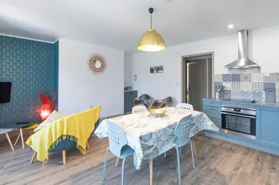 Cuisine ou kitchenette dans l'établissement Gîte Jean Montet, piscine chauffée partagée, Wifi, salle de jeux, animaux de la ferme