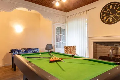 Billard dans l'établissement Gîte Jean Montet, piscine chauffée partagée, Wifi, salle de jeux, animaux de la ferme