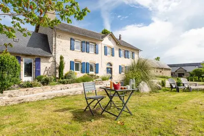Jardin de l'établissement Gîte Jean Montet, piscine chauffée partagée, Wifi, salle de jeux, animaux de la ferme