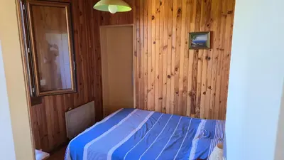 Un ou plusieurs lits dans un hébergement de l'établissement maison a la campagne avec piscine