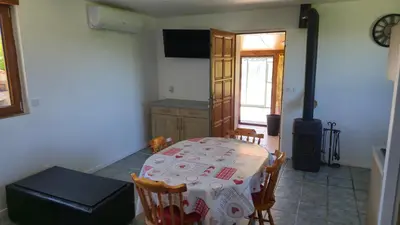 Un ou plusieurs lits dans un hébergement de l'établissement maison a la campagne avec piscine