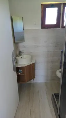 Salle de bains dans l'établissement maison a la campagne avec piscine