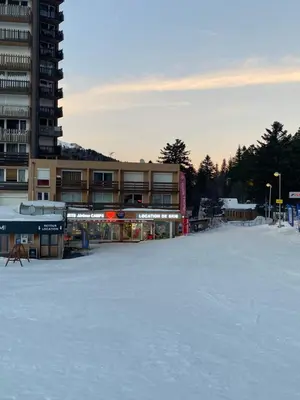 L'établissement LA Marmotte ensoleillé centre ville 15mn LIORAN en hiver