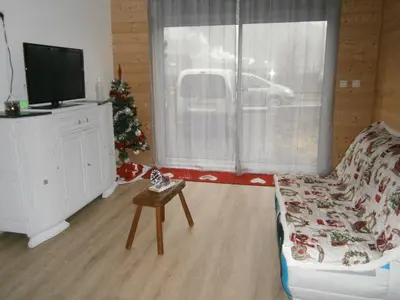 Télévision ou salle de divertissement dans l'établissement MAISON OSSATURE BOIS