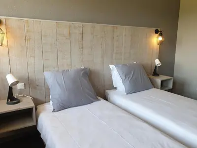 Un ou plusieurs lits dans un hébergement de l'établissement Auberge du Bois de l'étang - Motel les Tilleuls