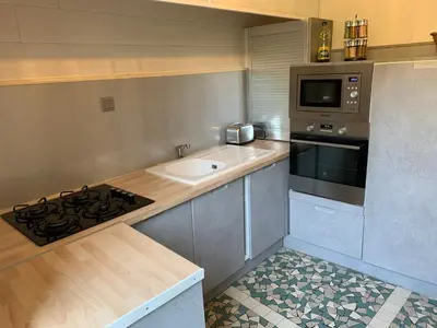 Cuisine ou kitchenette dans l'établissement Villa au bord de la Rivièr