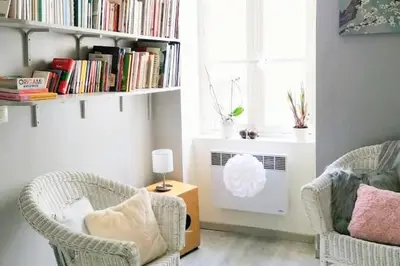 Coin salon dans l'établissement Appartement rouge avec jardin