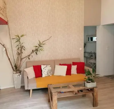 Coin salon dans l'établissement Appartement rouge avec jardin
