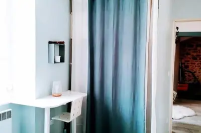 Un ou plusieurs lits dans un hébergement de l'établissement Appartement rouge avec jardin