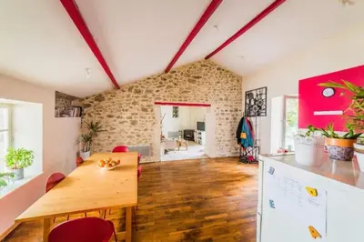 Cuisine ou kitchenette dans l'établissement Appartement rouge avec jardin