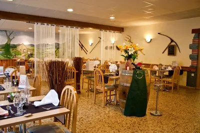 Restaurant ou autre lieu de restauration dans l'établissement HOSTELLERIE du CANTAL