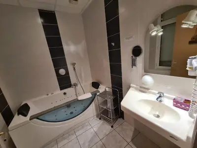 Salle de bains dans l'établissement HOSTELLERIE du CANTAL