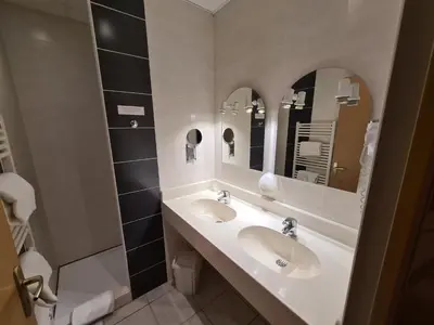 Salle de bains dans l'établissement HOSTELLERIE du CANTAL