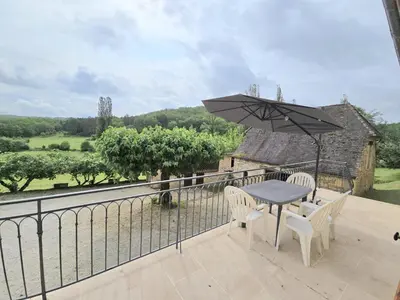 Balcon ou terrasse dans l'établissement Charmante maison individuelle avec terrasse et BBQ en Dordogne, animaux acceptés - FR-1-616-185