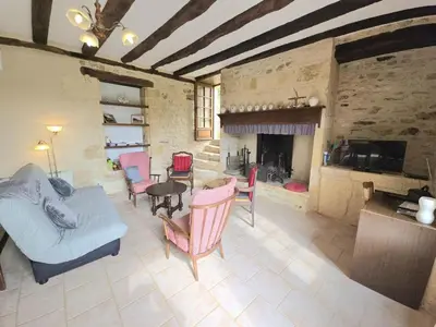 Coin salon dans l'établissement Charmante maison individuelle avec terrasse et BBQ en Dordogne, animaux acceptés - FR-1-616-185