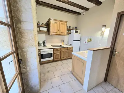 Cuisine ou kitchenette dans l'établissement Charmante maison individuelle avec terrasse et BBQ en Dordogne, animaux acceptés - FR-1-616-185