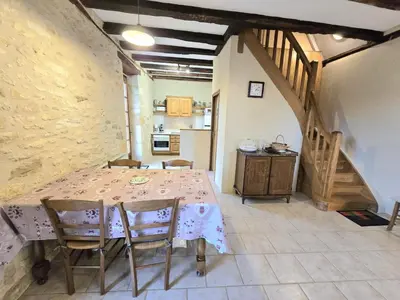 Cuisine ou kitchenette dans l'établissement Charmante maison individuelle avec terrasse et BBQ en Dordogne, animaux acceptés - FR-1-616-185