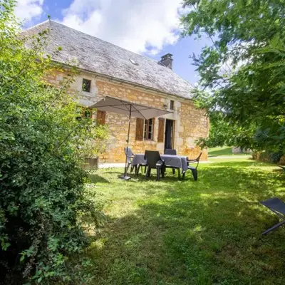 Maison traditionnelle du Périgord avec animaux admis