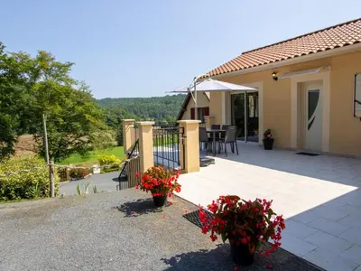 Balcon ou terrasse dans l'établissement Maison indépendante avec Wi-Fi et parking à Auriac-du-Périgord - FR-1-616-202