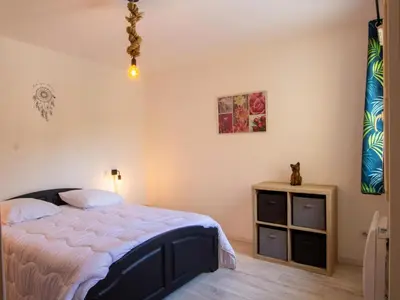 Un ou plusieurs lits dans un hébergement de l'établissement Maison indépendante avec Wi-Fi et parking à Auriac-du-Périgord - FR-1-616-202